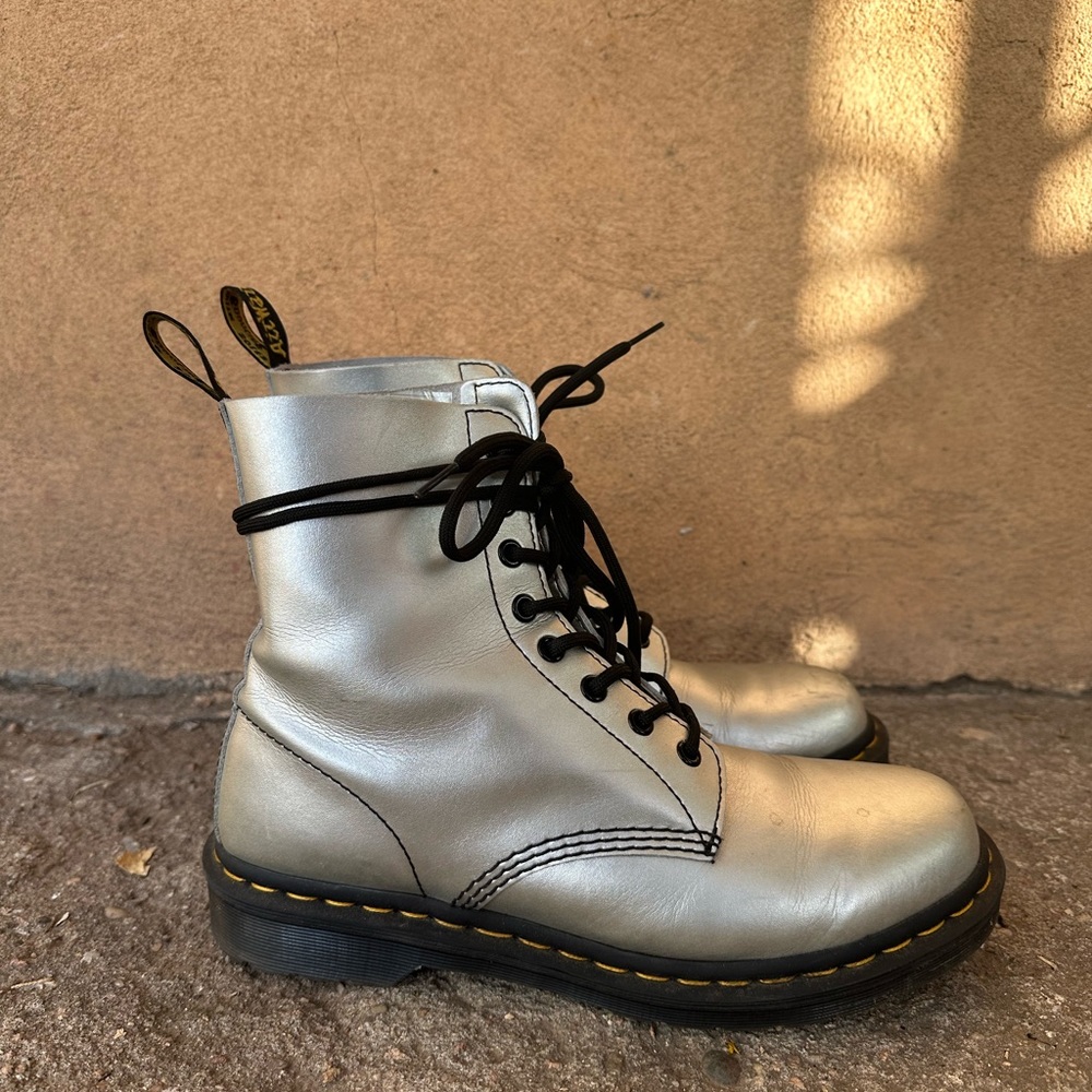 Dr. Martens Pascal metallic silver leather 8 eyelet lace-up boots 10 42